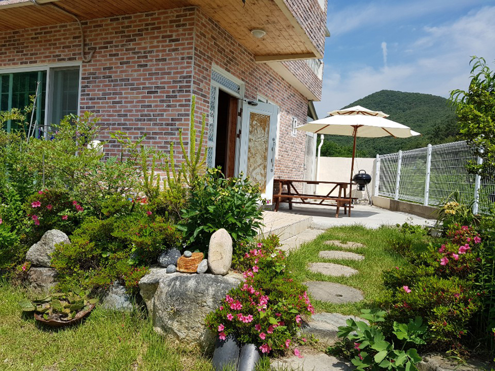 기장펜션 기장민박 용소늘푸른펜션 입구 파라솔